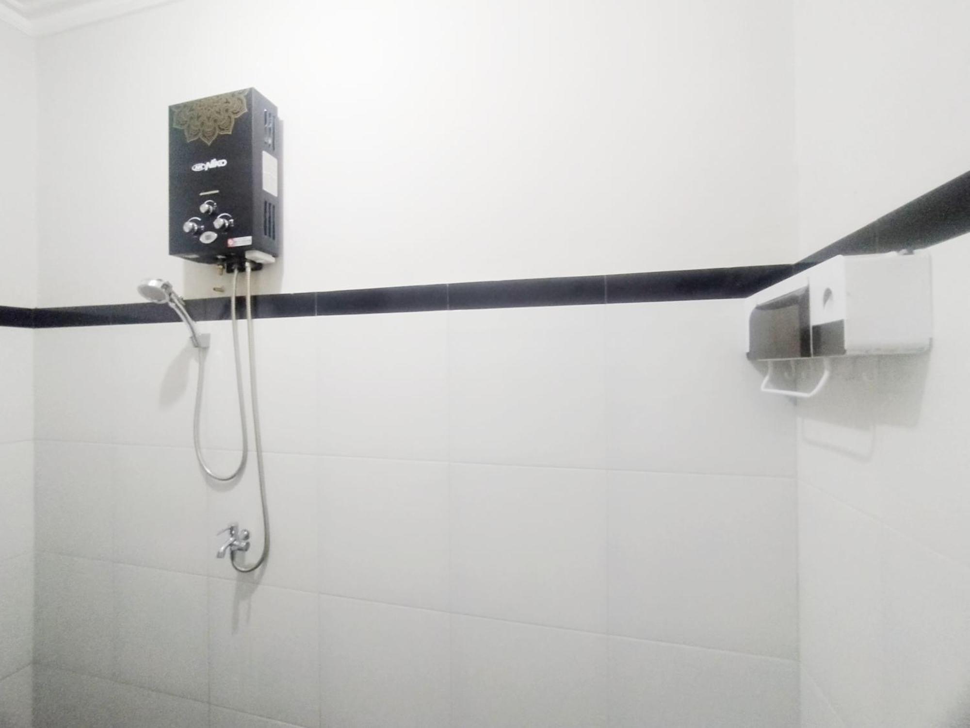 Reddoorz Syariah Near Stasiun Purwokerto Hotel Exterior photo